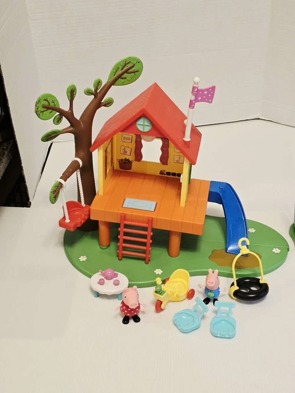 Peppa Pig’s Treehouse & George Fort Treehouse READ